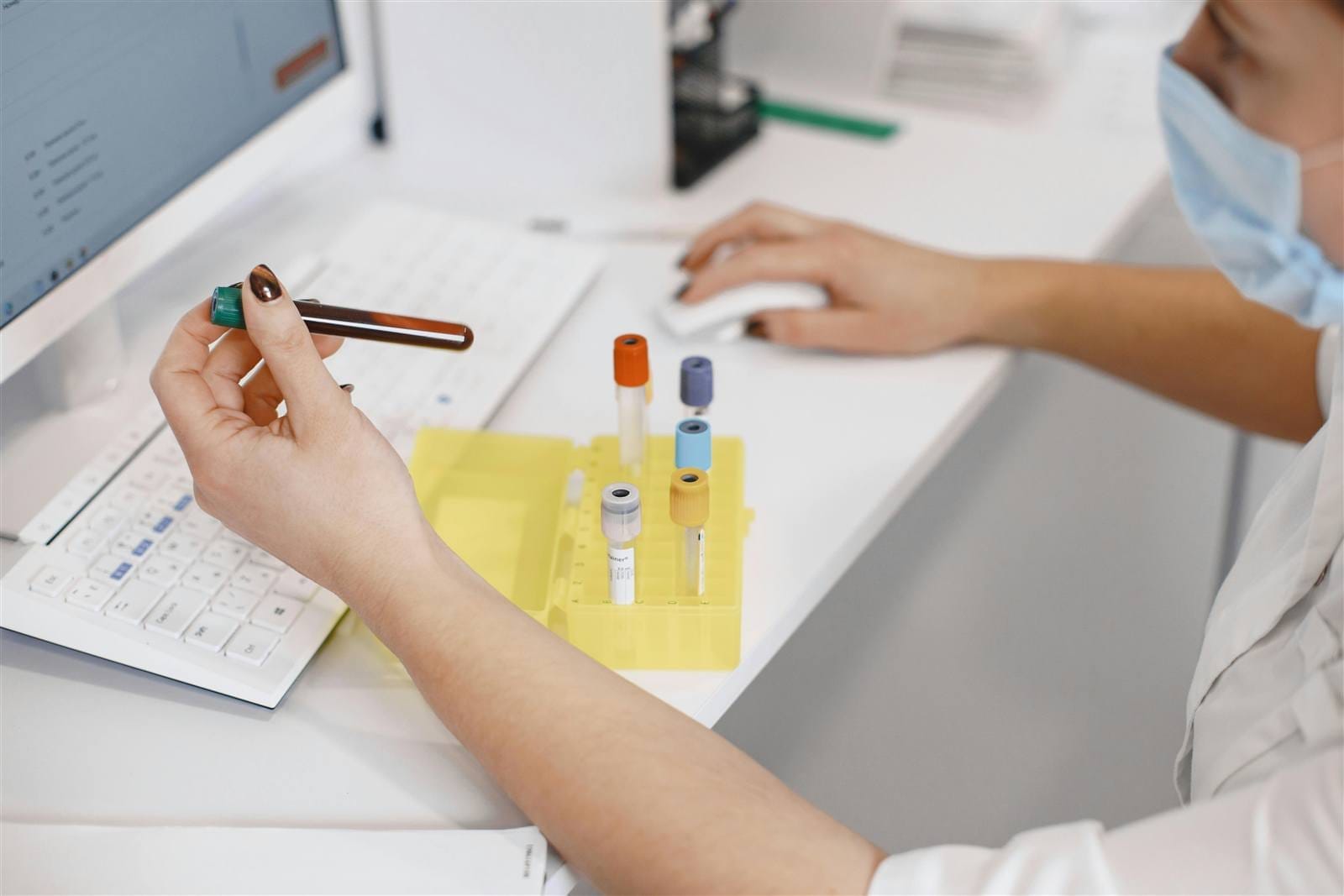 Clinical blood and biopsy specimen transport